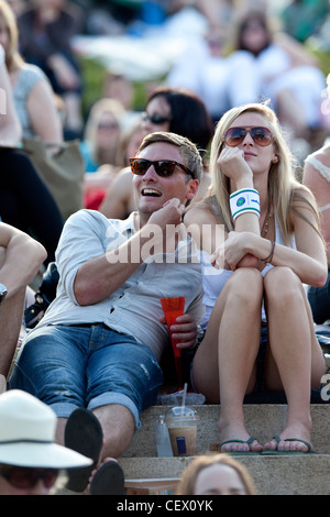 Couple on Aaorangi Hill regardant le Wimbledon Tennis Championships Banque D'Images