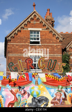 Signe du cirque et banderoles à Abingdon juste. Banque D'Images