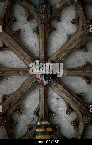 Des bossages sur le plafond du cloître à la Cathédrale de Canterbury. Les patrons portent les armes d'individus qui ont donné de l'argent t Banque D'Images