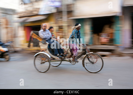 La vitesse de pousse-pousse passé à Varanasi, Inde Banque D'Images