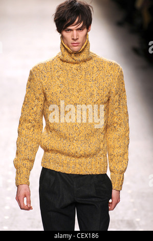 Hermes Paris Prêt à Porter Automne Hiver jaune polo neck jumper Banque D'Images