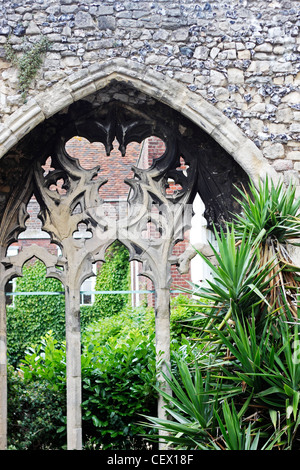 Architecture gothique à la Cité Jardins de la Cathédrale de Canterbury. Banque D'Images