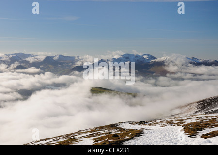 Vue vers le Derwent Fells de Blencathra au-dessus d'une inversion de température en hiver dans le Lake District Banque D'Images