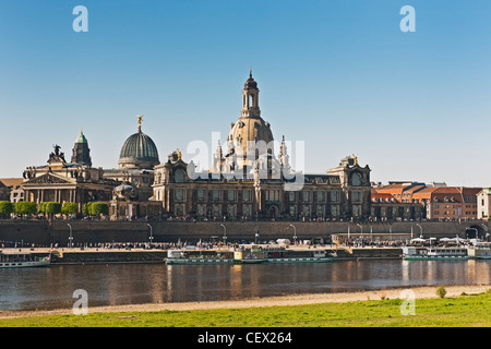 Défilé de la flotte de bateaux à aubes historique, chaque année le 1 mai, sur l'Elbe en face de la vieille ville de Dresde, Allemagne Banque D'Images