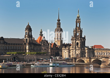 Défilé de la flotte de bateaux à aubes historique, chaque année le 1 mai, sur l'Elbe en face de la vieille ville de Dresde, Allemagne Banque D'Images