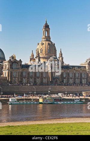 Défilé de la flotte de bateaux à aubes historique, chaque année le 1 mai, sur l'Elbe en face de la vieille ville de Dresde, Allemagne Banque D'Images