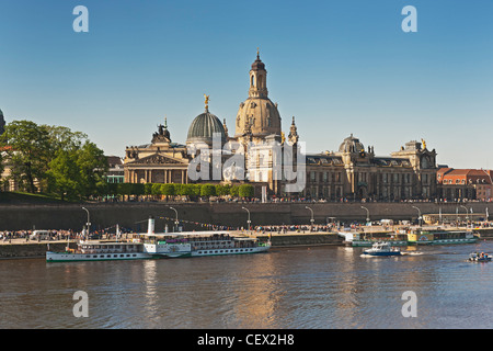 Défilé de la flotte de bateaux à aubes historique, chaque année le 1 mai, sur l'Elbe en face de la vieille ville de Dresde, Allemagne Banque D'Images