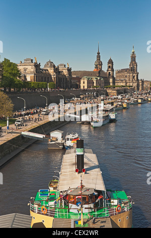 Défilé de la flotte de bateaux à aubes historique, chaque année le 1 mai, sur l'Elbe en face de la vieille ville de Dresde, Allemagne Banque D'Images