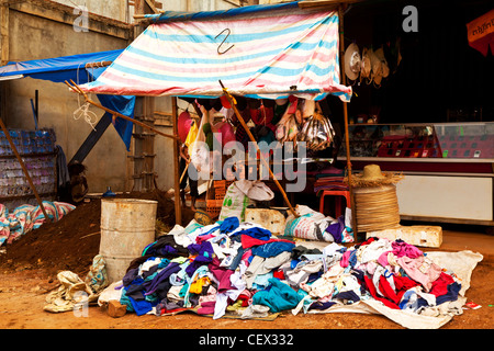 Une pile de vieux vêtements vendus sur un stand à Ban Lung, Cambodge Banque D'Images