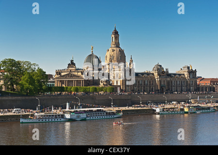 Défilé de la flotte de bateaux à aubes historique, chaque année le 1 mai, sur l'Elbe en face de la vieille ville de Dresde, Allemagne Banque D'Images