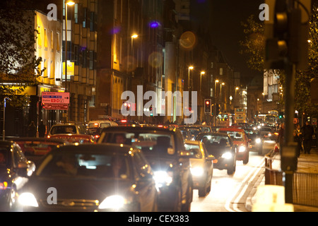 Ville de Leeds de nuit avec le trafic de banlieue Banque D'Images