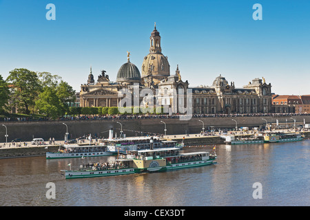 Défilé de la flotte de bateaux à aubes historique, chaque année le 1 mai, sur l'Elbe en face de la vieille ville de Dresde, Allemagne Banque D'Images