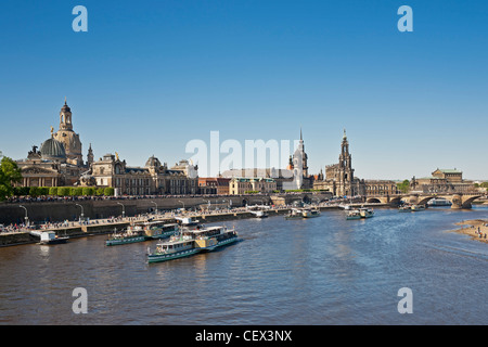 Défilé de la flotte de bateaux à aubes historique, chaque année le 1 mai, sur l'Elbe en face de la vieille ville de Dresde, Allemagne Banque D'Images