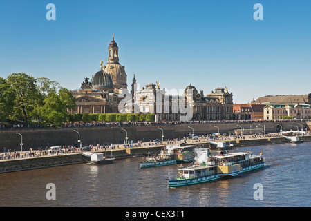 Défilé de la flotte de bateaux à aubes historique, chaque année le 1 mai, sur l'Elbe en face de la vieille ville de Dresde, Allemagne Banque D'Images