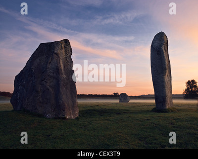 Une partie de l'Avebury Stone Circle, l'un des plus grands cercles de pierre préhistoriques, à l'aube. Banque D'Images