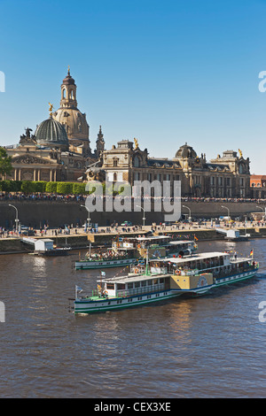 Défilé de la flotte de bateaux à aubes historique, chaque année le 1 mai, sur l'Elbe en face de la vieille ville de Dresde, Allemagne Banque D'Images