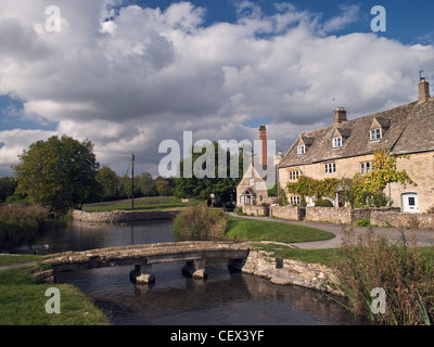 Clapet d'un pont sur la rivière Eye et le vieux moulin à Lower Slaughter. Banque D'Images