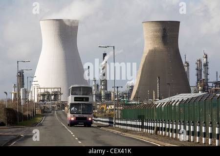 La raffinerie de Grangemouth après une pluie de printemps. Banque D'Images