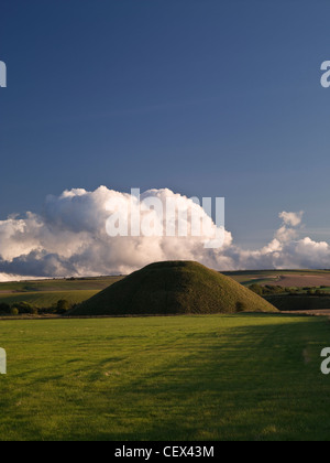 Avis de Silbury Hill, le plus haut par l'homme préhistorique mound en Europe, contre une banque de nuage sur une soirée. Banque D'Images