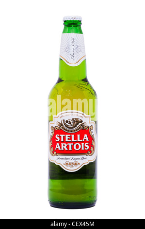 Une bouteille de bière Stella Artois premium lager sur fond blanc Banque D'Images