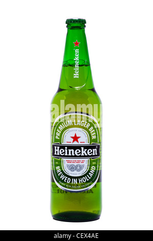 Une bouteille de Heineken premium lager beer sur fond blanc Banque D'Images