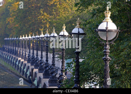 Le long de la lampes Embankment, London Vauxhall en automne Banque D'Images