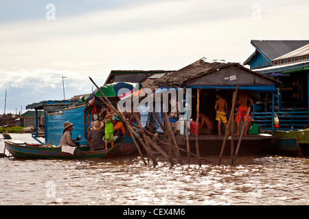 Les gens à un magasin flottant dans un village flottant sur le lac Tonlé Sap près de Siem Reap, Cambodge Banque D'Images