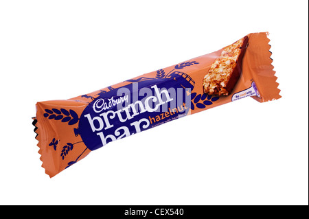 Un brunch chocolat Cadbury bar barre de céréales sur un fond blanc Banque D'Images