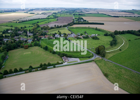 Vue aérienne d'Avebury et cercle de village. Banque D'Images