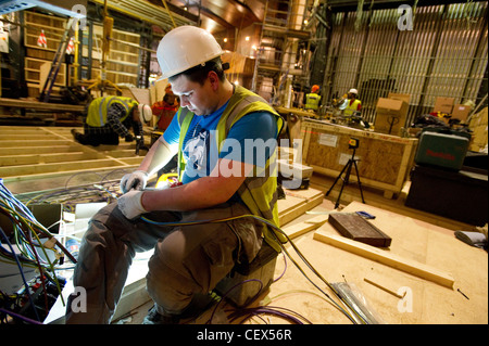 Câblage, installation électricien travaillant sur un chantier Banque D'Images