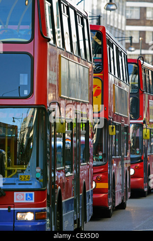 Le trafic congestionné à Oxford Street à Londres. Banque D'Images