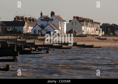 Une vue de la pub sur la plage Neptune à Whitstable Banque D'Images