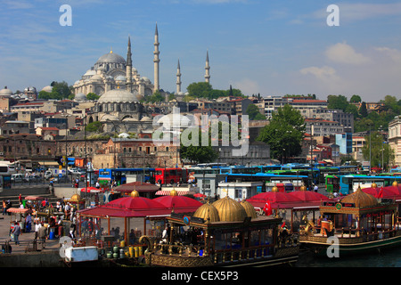 La Turquie, Istanbul, Eminönü, quais, et minaret de la Mosquée de Suleymaniye, Banque D'Images