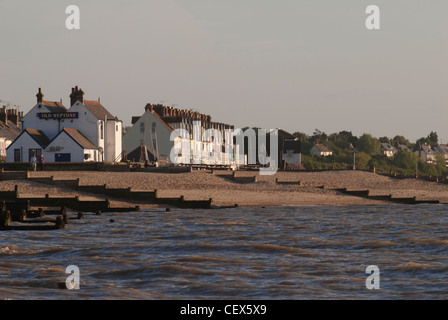 Une vue de la pub Neptune et une terrasse en bord de maisons sur la plage à Whitstable Banque D'Images