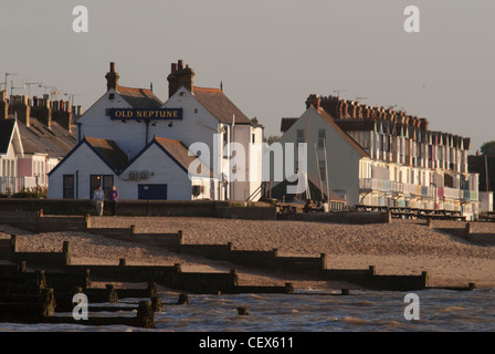 Une vue de la pub sur la plage Neptune à Whitstable Banque D'Images