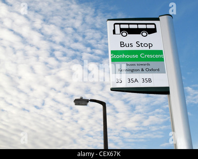 Un bus stop et lampadaire dans Radley Village, Oxfordshire. Banque D'Images