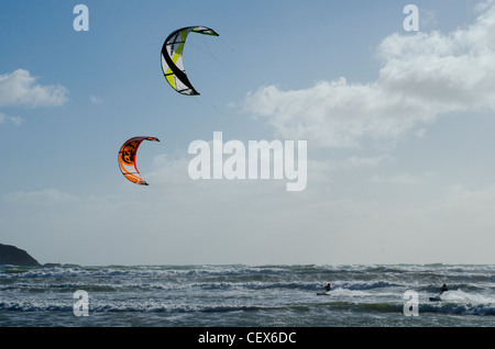 Kite-surf à Muriwai Beach, North Island, New Zealand Banque D'Images