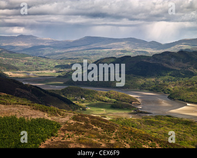 Une vue spectaculaire le long de l'estuaire de Mawddach depuis l'un des nombreux sentiers balisés dans les collines au-dessus de Barmouth. Banque D'Images