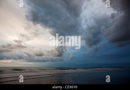 Un nuage tempête réunissant plus de plage de Barmouth au crépuscule. Banque D'Images