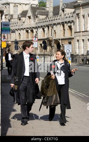 Les étudiants de l'Université d'Oxford en robe marcher dans Oxford. Banque D'Images