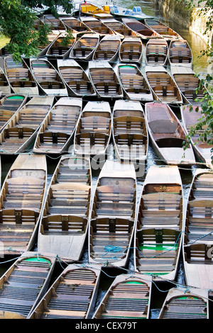 Plates ancré au bord Cherwell à Magadalen Pont. Banque D'Images