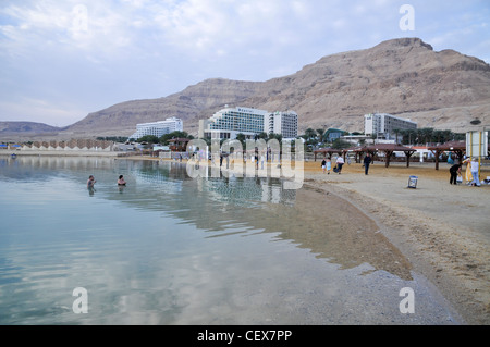 Israël, les touristes de la Mer Morte flottant dans l'eau Banque D'Images