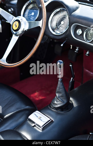 Planche de bord intérieur de voiture de sport Ferrari California Banque D'Images