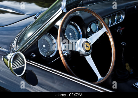 Planche de bord intérieur de voiture de sport Ferrari California Banque D'Images