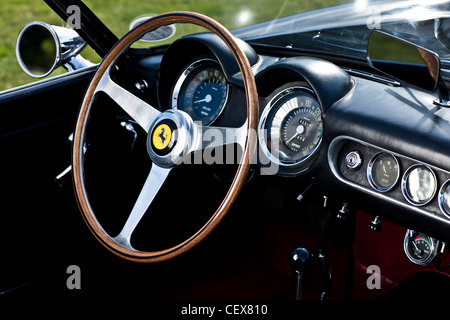 Planche de bord intérieur de voiture de sport Ferrari California Banque D'Images