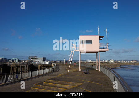 Tour d'observation de rose sur le Barrage de la baie de Cardiff, Cardiff, Pays de Galles, Royaume-Uni Banque D'Images