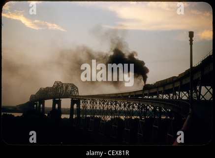 Locomotive train à vapeur traversant le Huey Long Bridge en Louisiane pendant les années 1950 fer railroad Banque D'Images