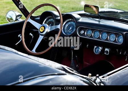 Planche de bord intérieur de voiture de sport Ferrari California Banque D'Images