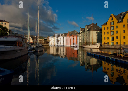 Vue sur le canal de Brosundet avec yachts et maisons Art Nouveau à Alesund. Norvège Banque D'Images