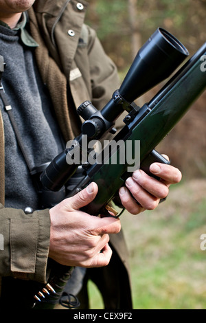 Man loading rifle, Deer Hunter, la forêt de Thetford, UK Banque D'Images